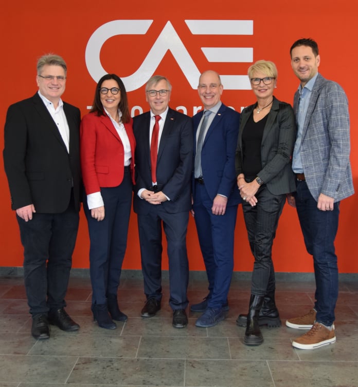 v.l.n.r Staatsminister a.D. Prof. Dr. Winfried Bausback, MdL, Barbara Becker, MdL, CAE-Vorstandsvorsitzender Dr. Hans-Peter Ebert, CAE-Vorstand Prof. Dr. Jürgen Hartmann, Dr. Andrea Behr, MdL und Björn Jungbauer, MdL. 